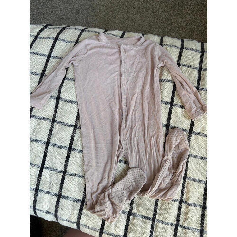 Kyte Baby Bamboo Snap Footie size 6-12M. GUC for normal wash wear. Pretty positi